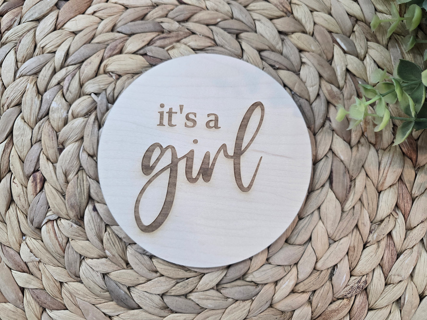 It’s a Boy / It’s a Girl Wooden Baby Announcement Round – Gender Reveal Sign – Newborn Photo Prop – Pregnancy Announcement Keepsake