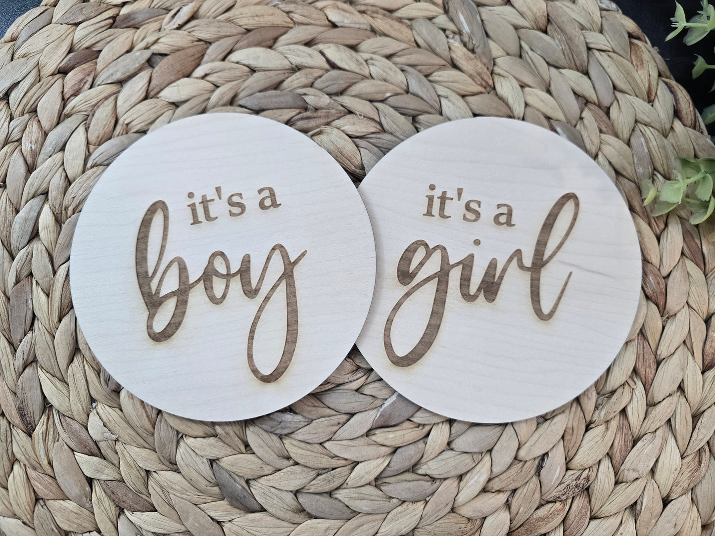 It’s a Boy / It’s a Girl Wooden Baby Announcement Round – Gender Reveal Sign – Newborn Photo Prop – Pregnancy Announcement Keepsake